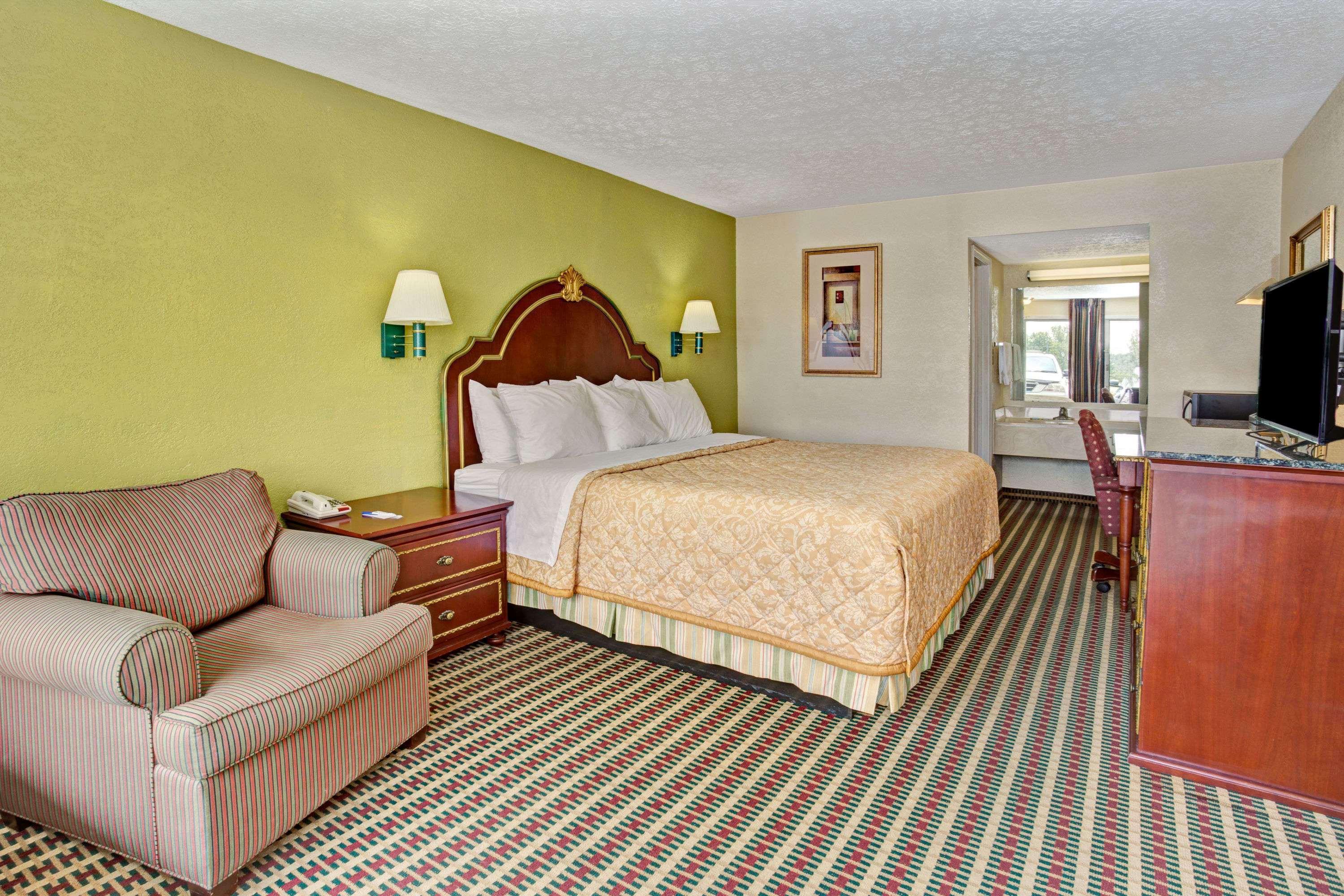 Travelodge By Wyndham Sellersburg Exterior foto
