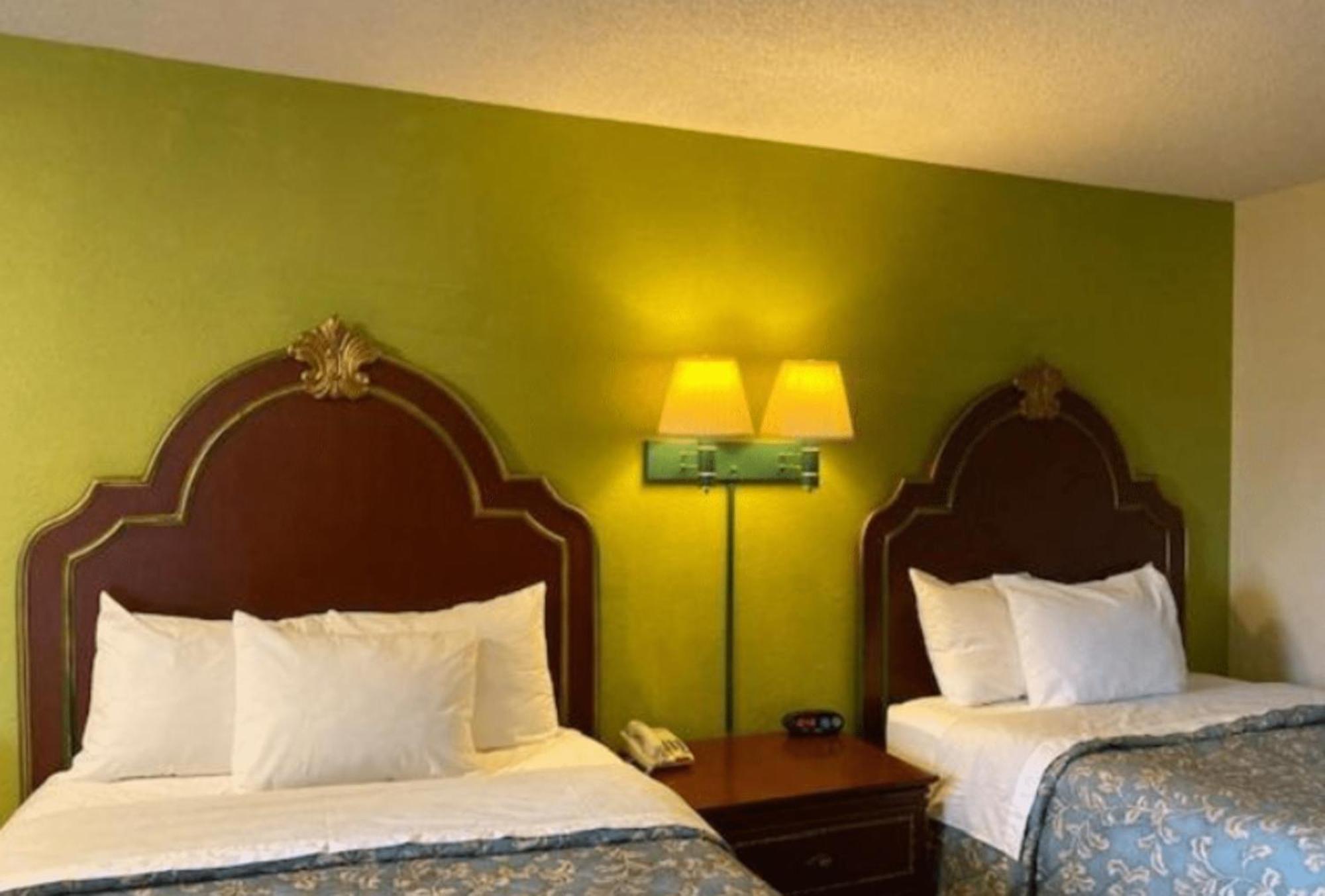 Travelodge By Wyndham Sellersburg Exterior foto