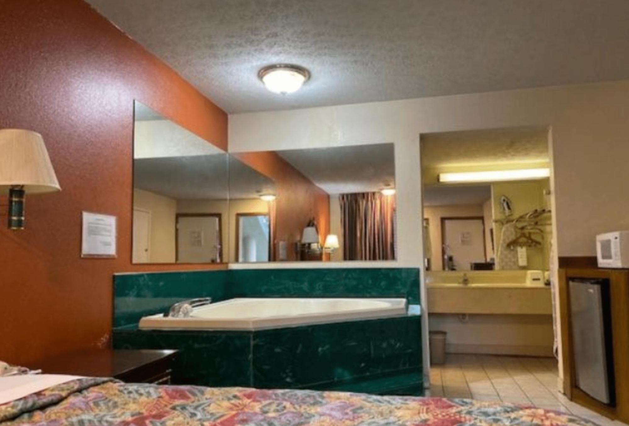 Travelodge By Wyndham Sellersburg Exterior foto